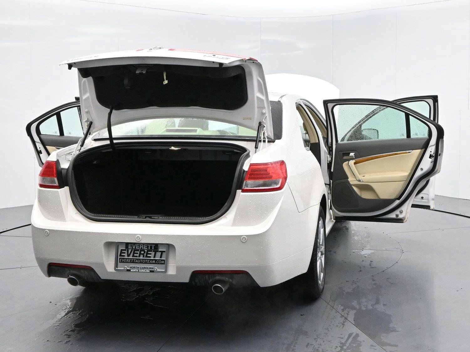 Used 2012 White Platinum Metallic Tricoat Lincoln 4dr Sdn FWD image 42