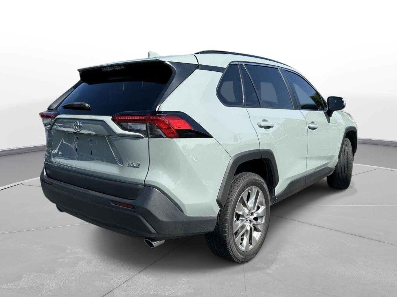 Used 2021 Lunar Rock Toyota XLE Premium image 6