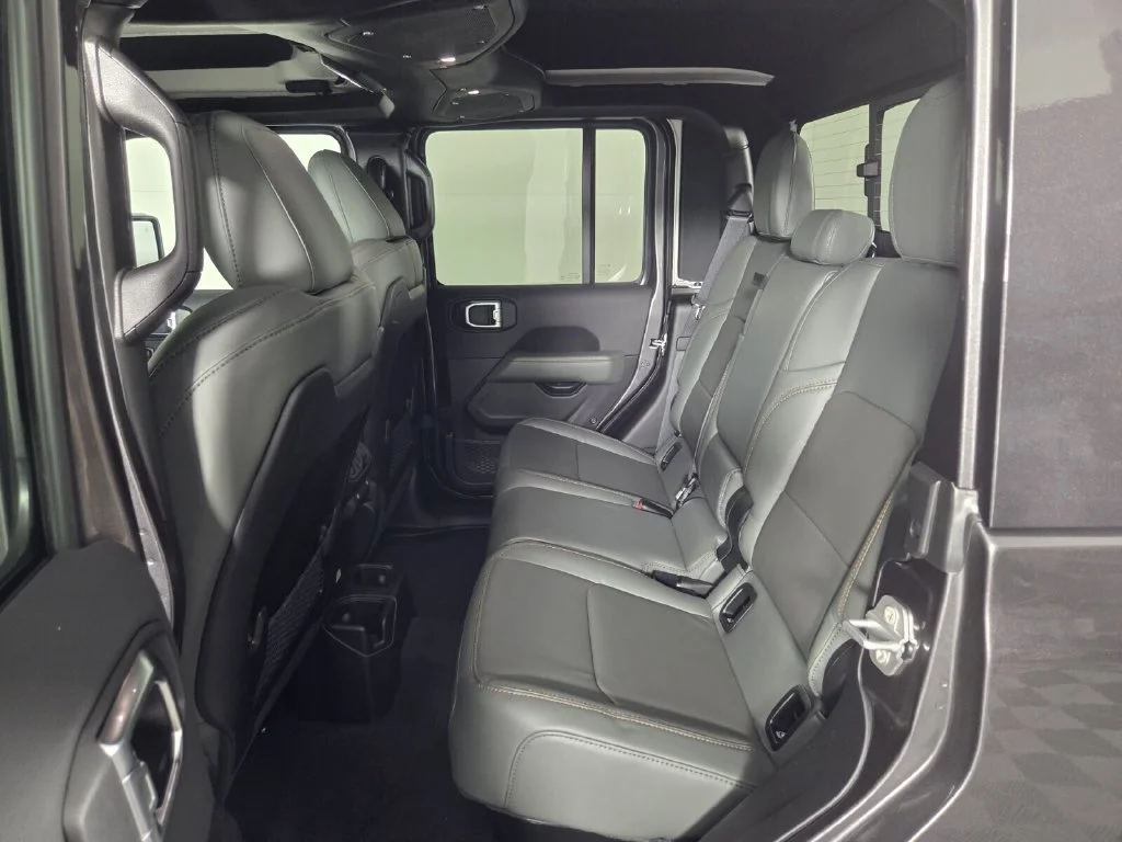 New 2026 Granite Crystal Metallic Clear-Coat Exterior Paint Jeep Mojave X image 17