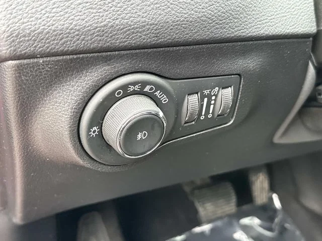 Used 2019 Red Jeep High Altitude image 28