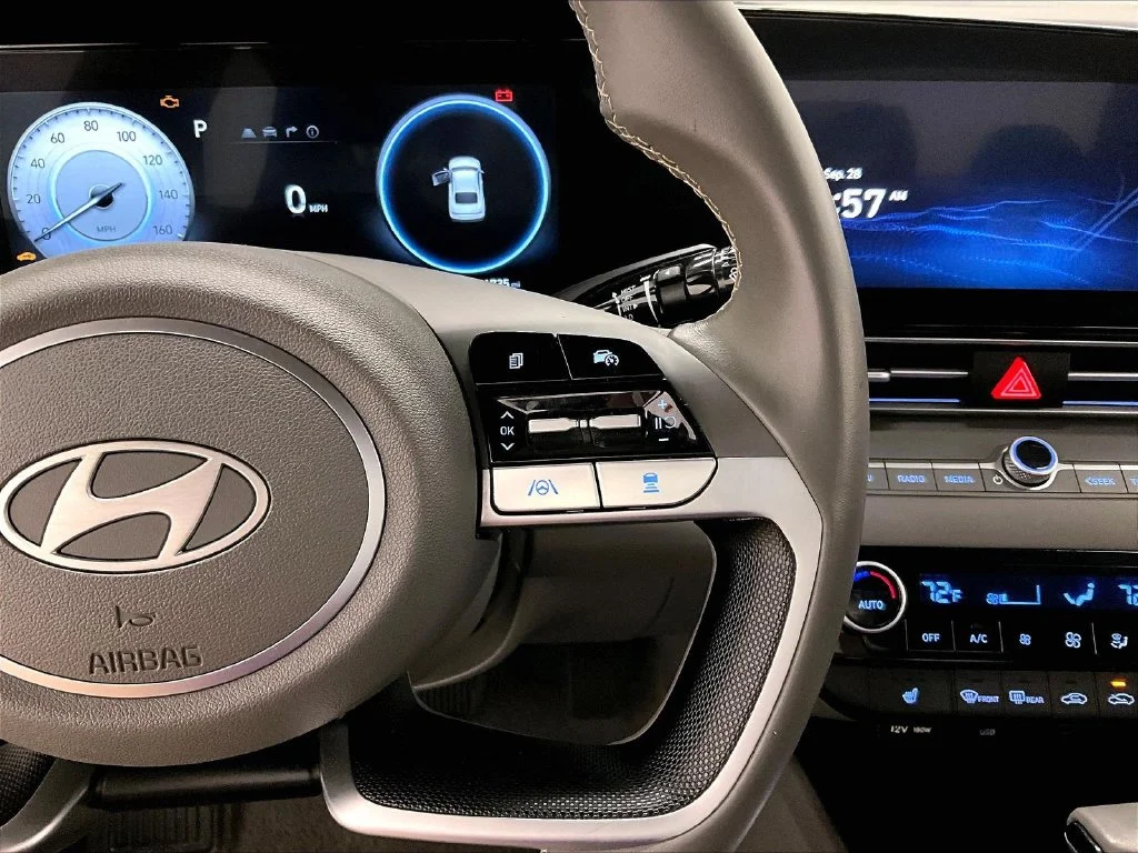 Used 2025 Silver Hyundai SEL Convenience image 12