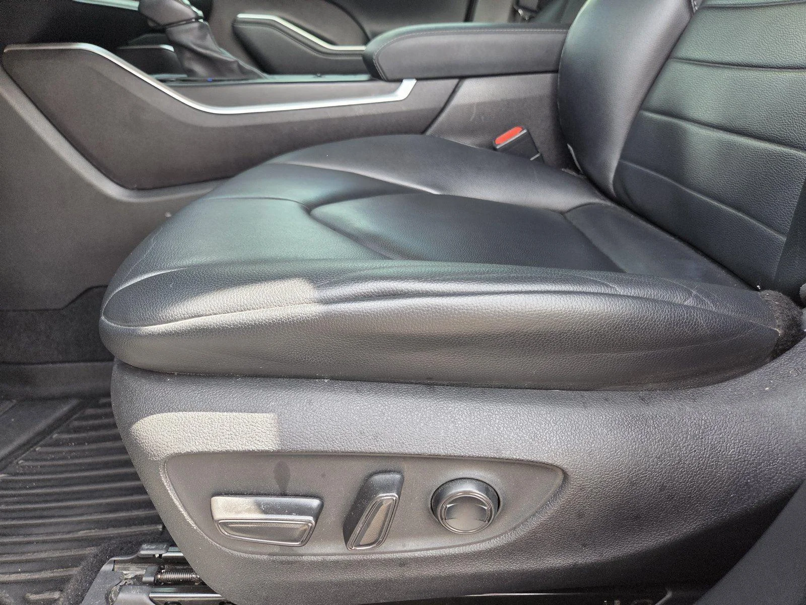 Used 2021 Midnight Black Metallic Toyota XLE image 17