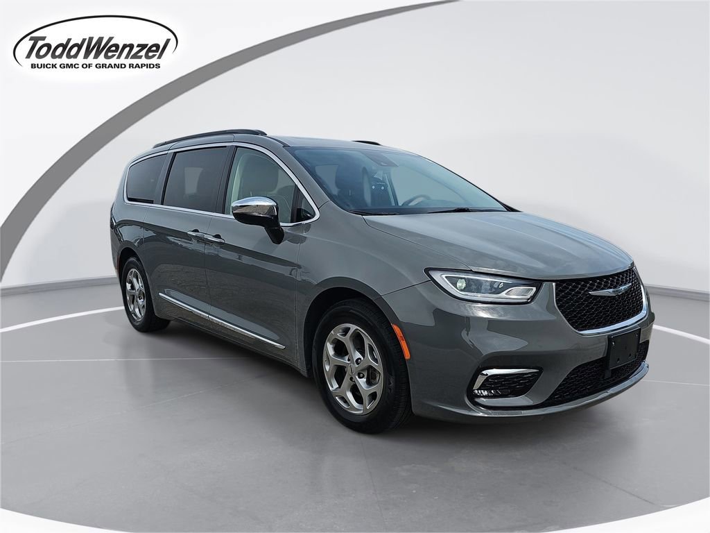 2023 Chrysler Pacifica Limited's photo