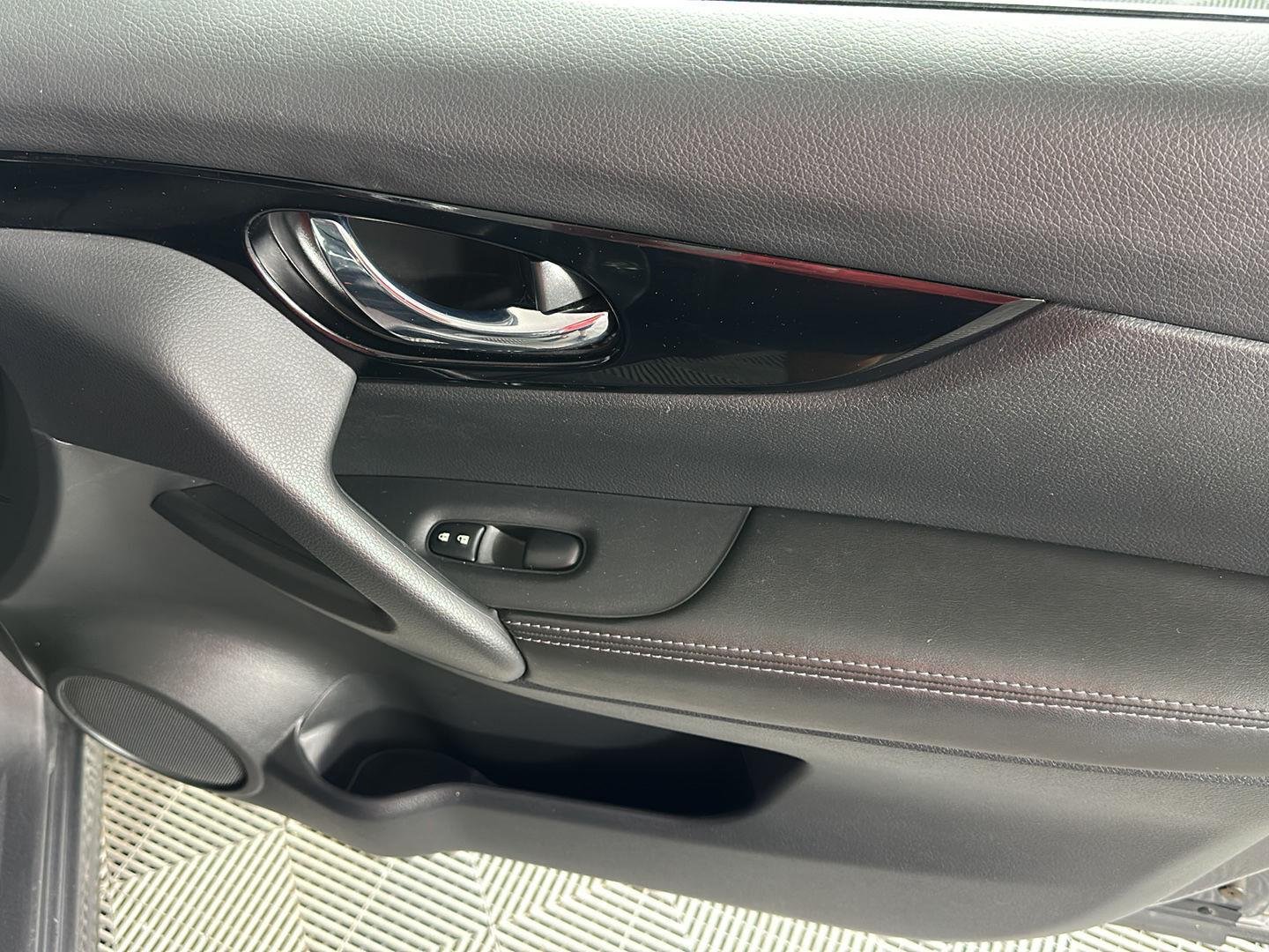 Used 2022 Gun Metallic Nissan SL image 5