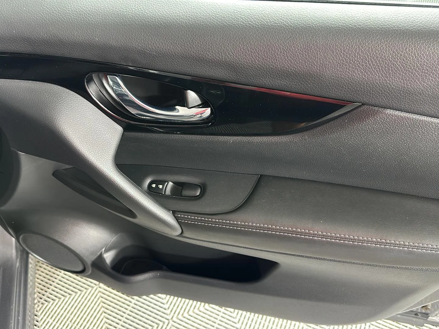 Used 2022 Gun Metallic Nissan SL image 5