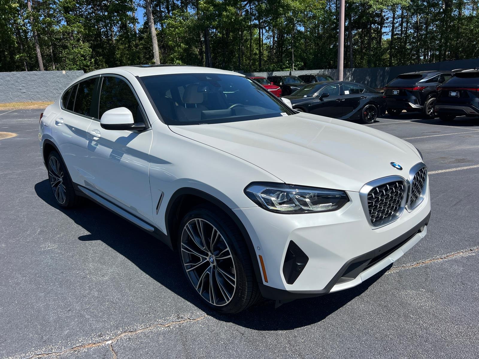 Used 2025 Mineral White Metallic BMW xDrive30i image 3