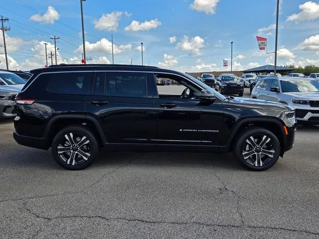 New 2027 High-Gloss Black Paint Jeep Limited image 16