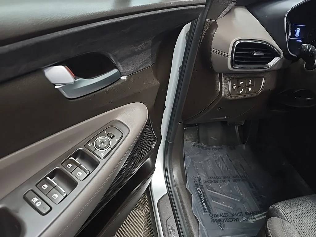 Used 2019 Silver Hyundai SE image 27