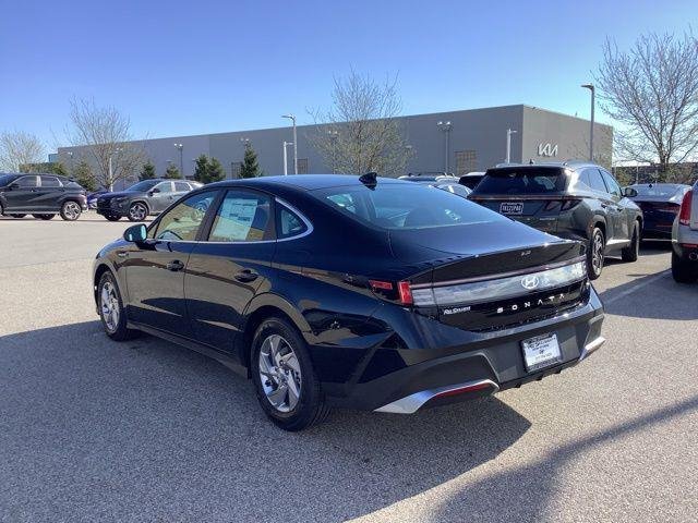 New 2026 Abyss Black Hyundai SE image 7