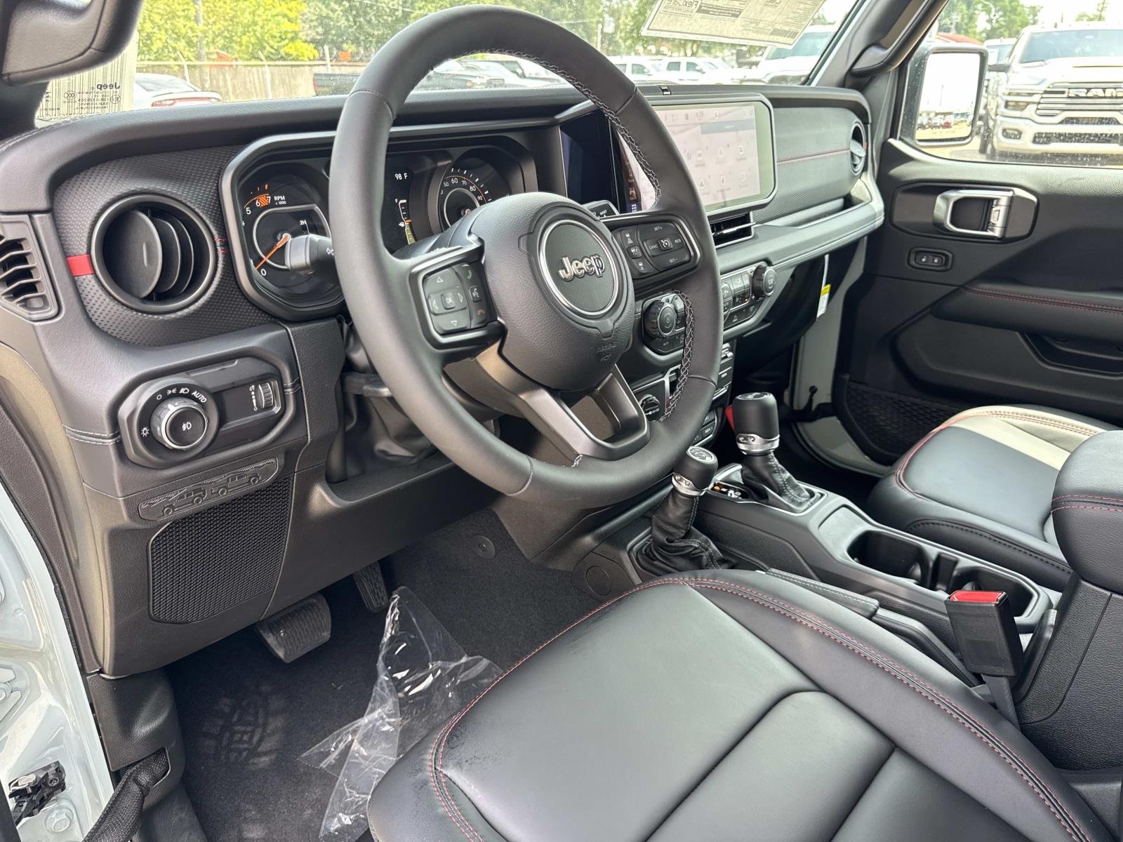 New 2026 Bright White Clear-Coat Exterior Paint Jeep Limited image 9