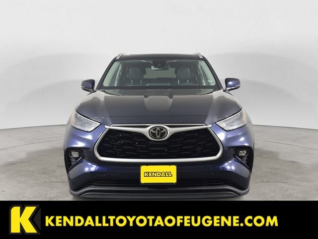 Used 2022  Toyota XLE image 2