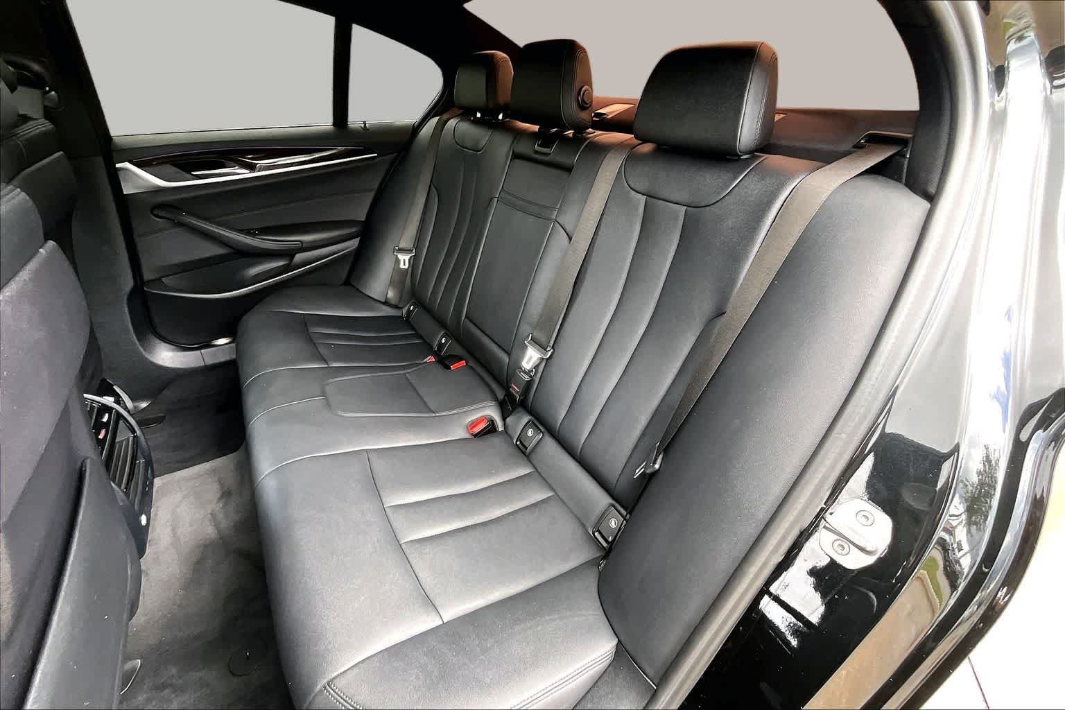 Used 2020 Black Sapphire Metallic BMW 530i image 21