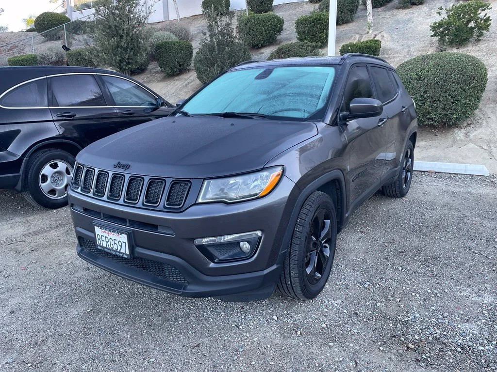 Used 2018 Gray Jeep Latitude image 4