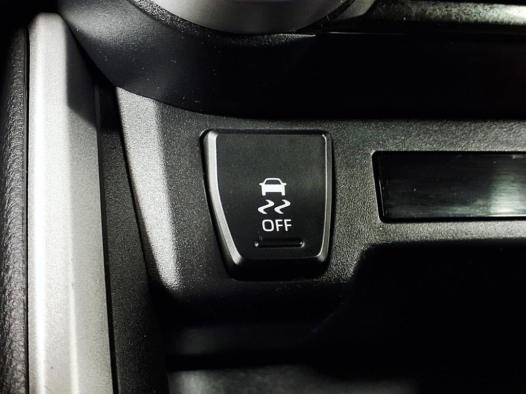 2025 Toyota RAV4 LE - Photo 22