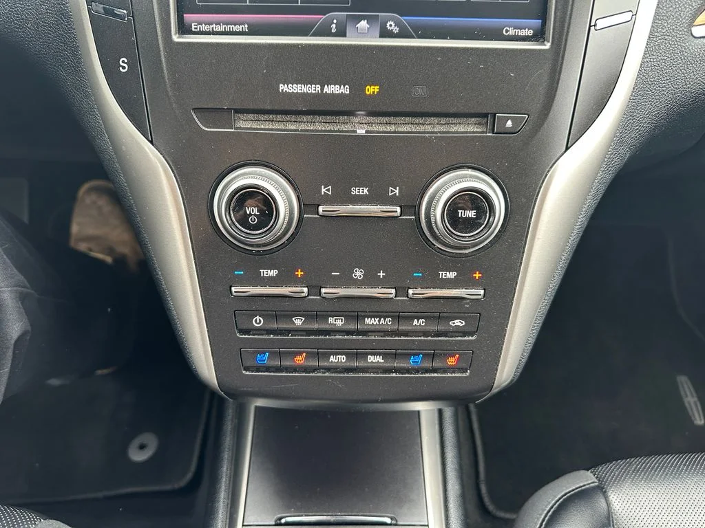 Used 2015 Red Lincoln Base image 17