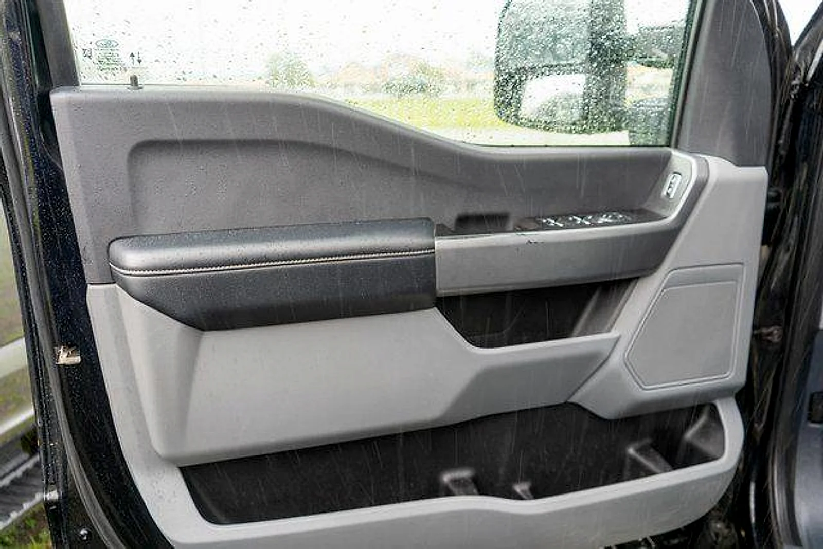 Used 2023 Agate Black Metallic Ford XLT image 15