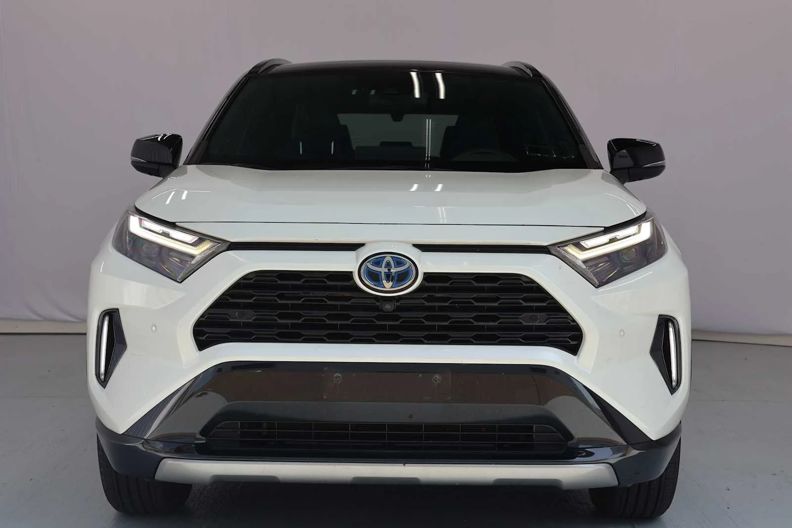 Used 2022 Blizzard Pearl/Midnight Black Metallic Toyota Hybrid XSE image 2