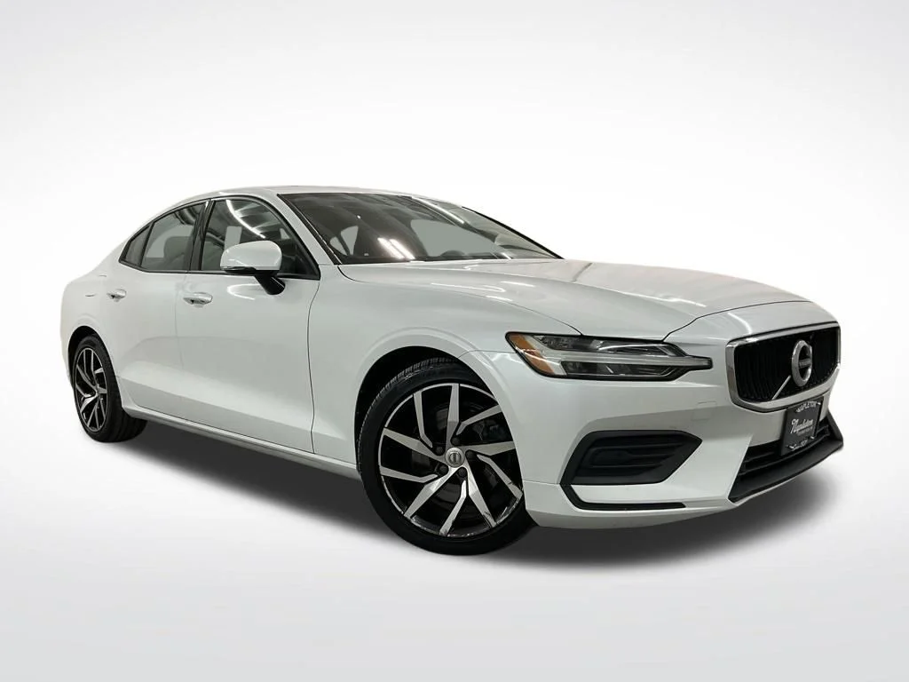 Used 2020 Crystal White Pearl Volvo T5 Momentum image 4