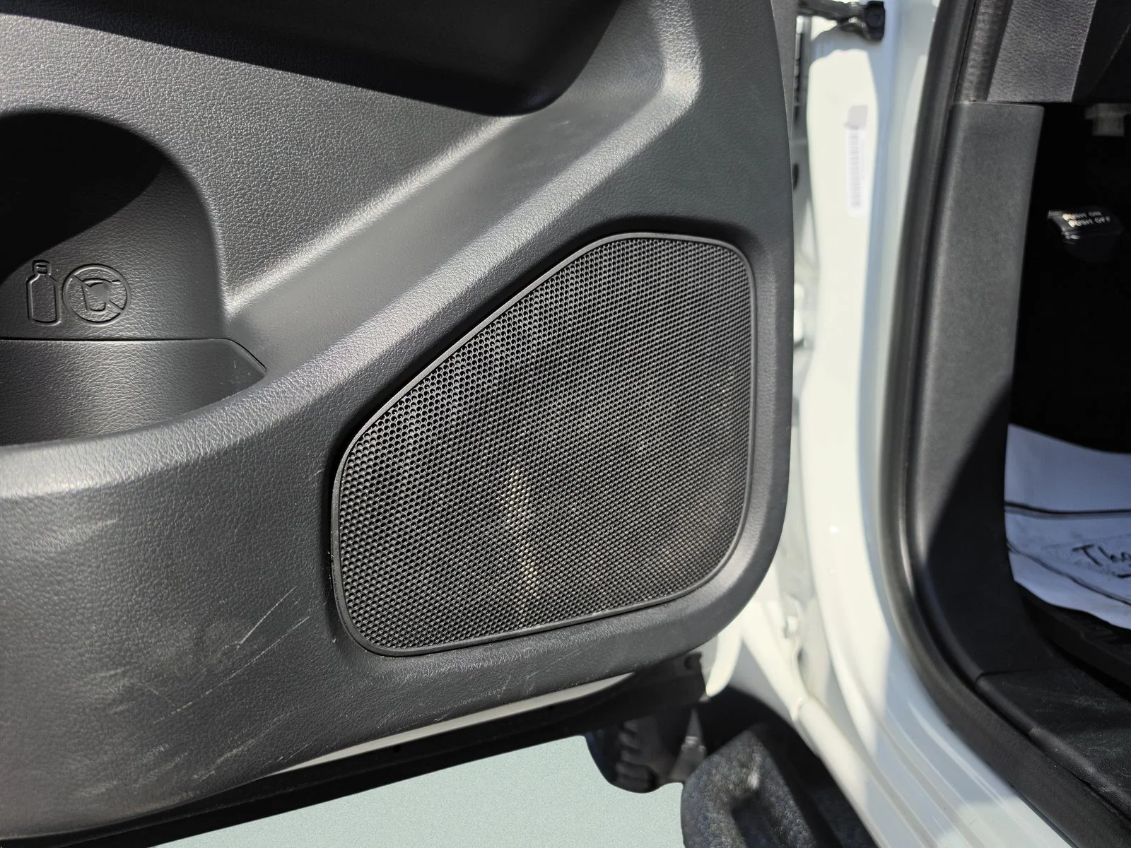 Used 2022 White Nissan S image 23