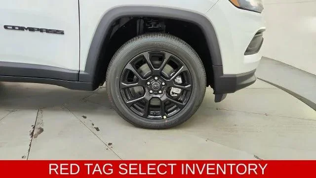 New 2026 Bright White Clear-Coat Exterior Paint Jeep Latitude image 17