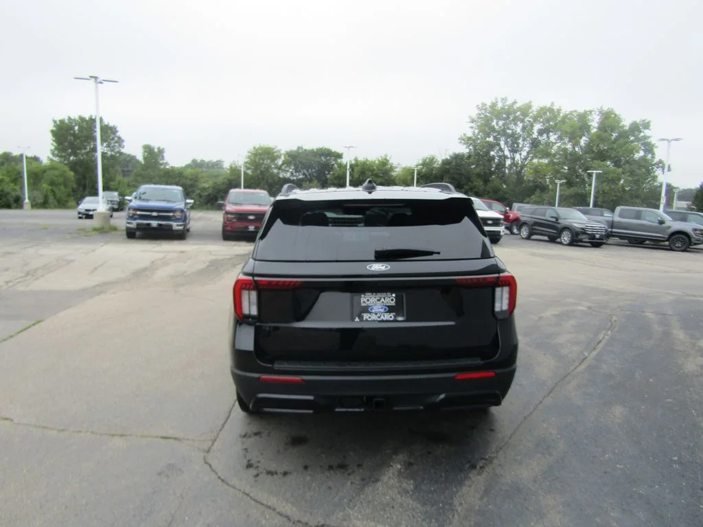 New 2027 Agate Black Metallic Ford ST-Line image 6