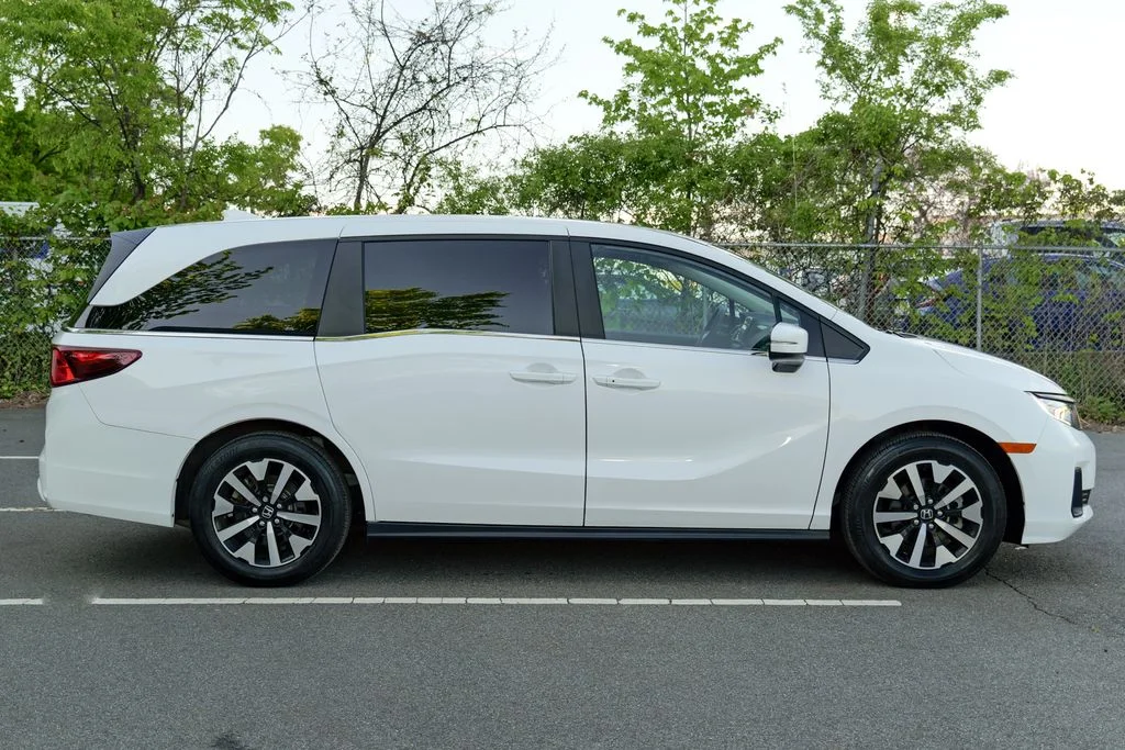 Used 2025 White Honda EX-L image 8