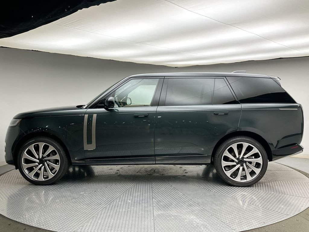 New 2026 Belgravia Green Metallic Land Rover SE image 2
