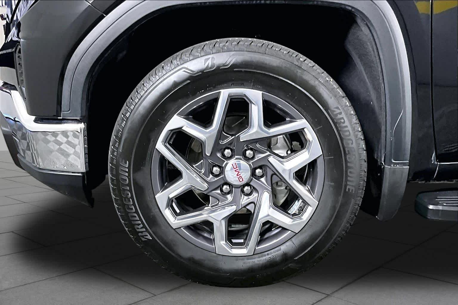 Used 2024 Onyx Black GMC SLT image 10