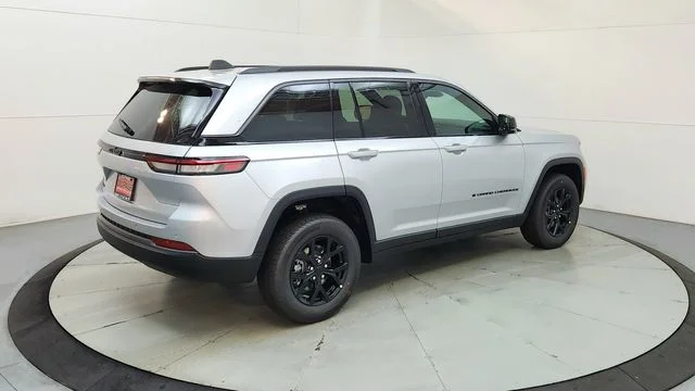 New 2026 Silver Zynith Exterior Paint Jeep Laredo Altitude image 10