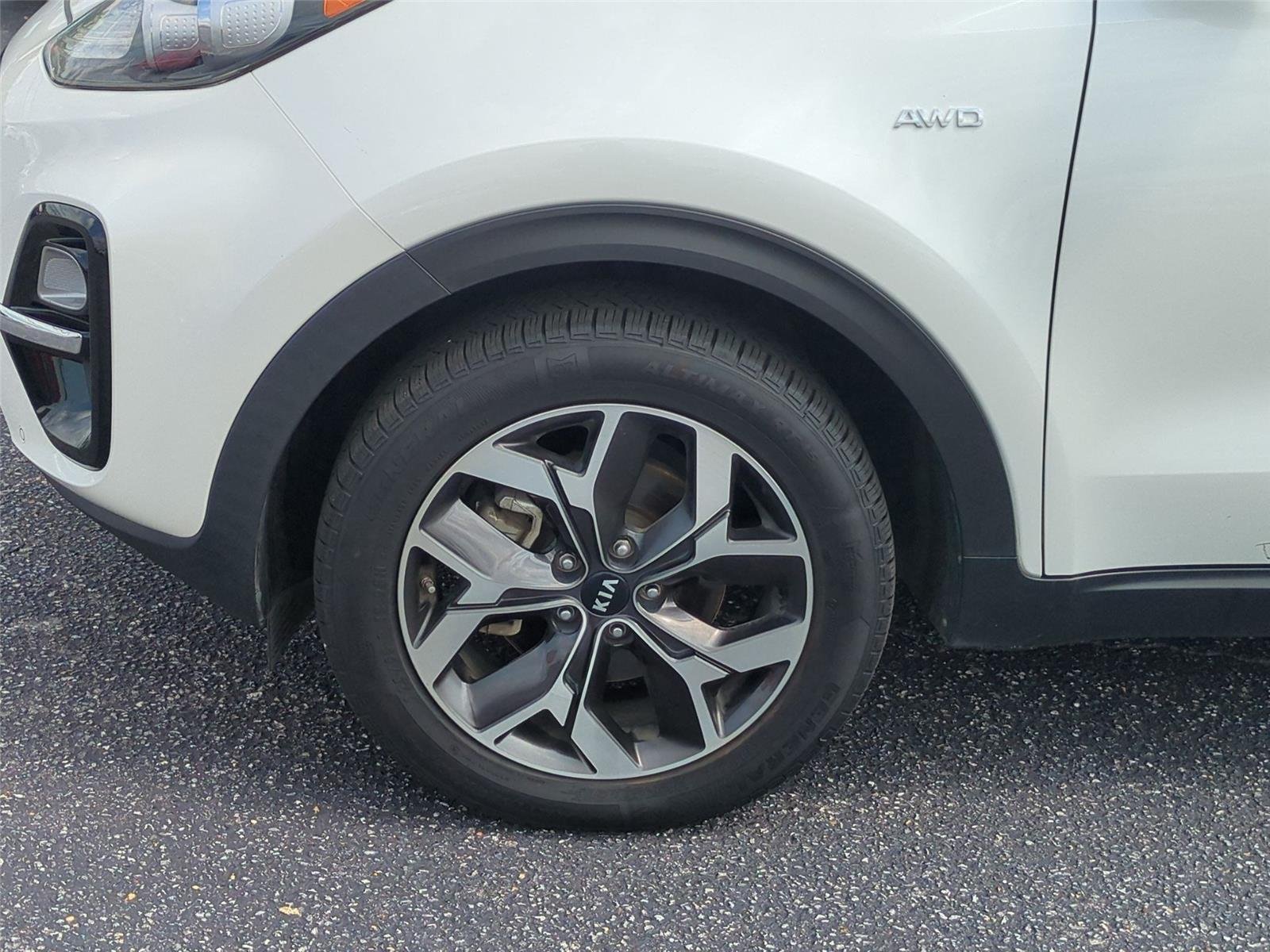 Used 2022 Snow White Pearl Kia EX image 10