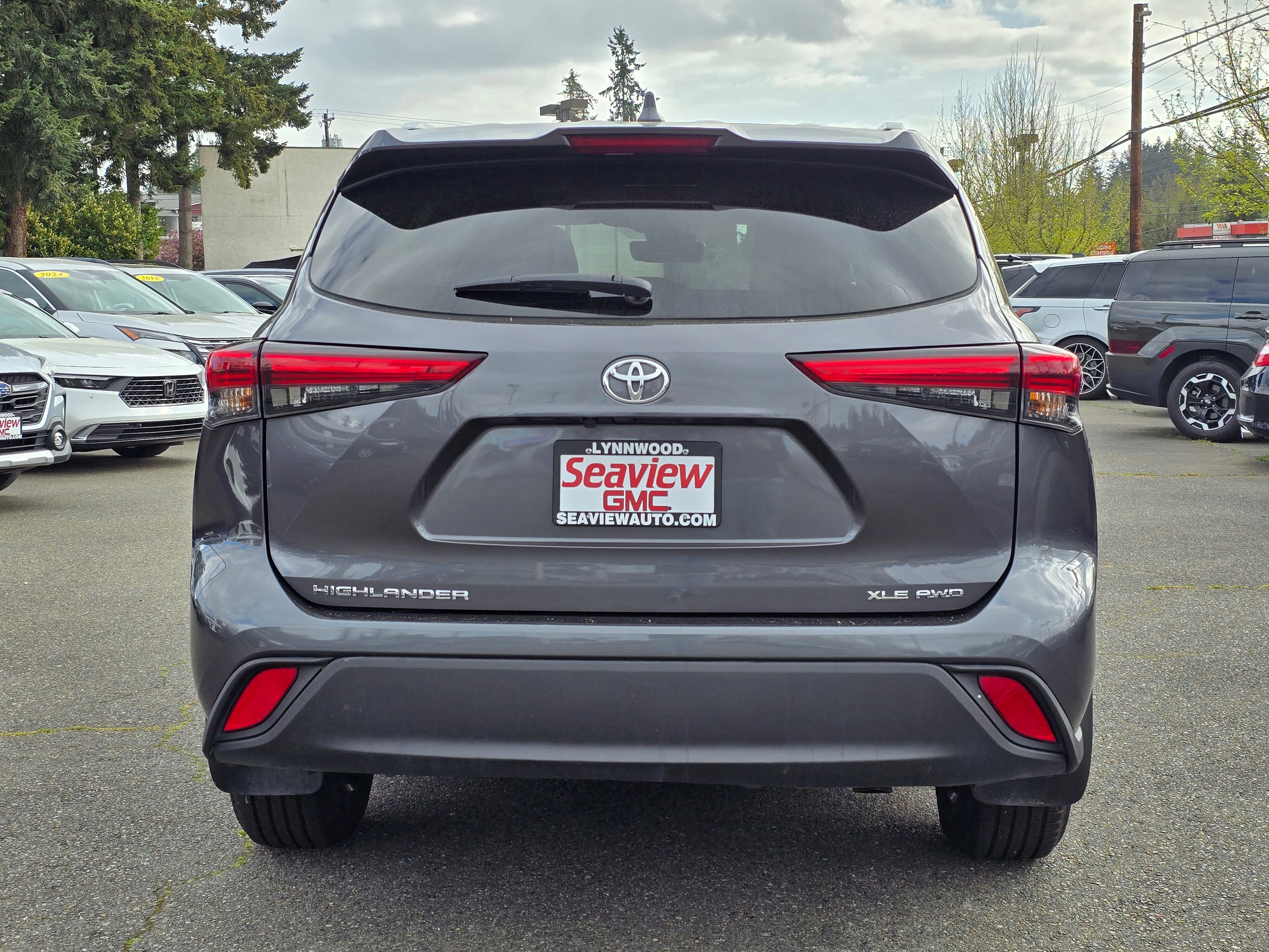 Used 2023  Toyota L image 6