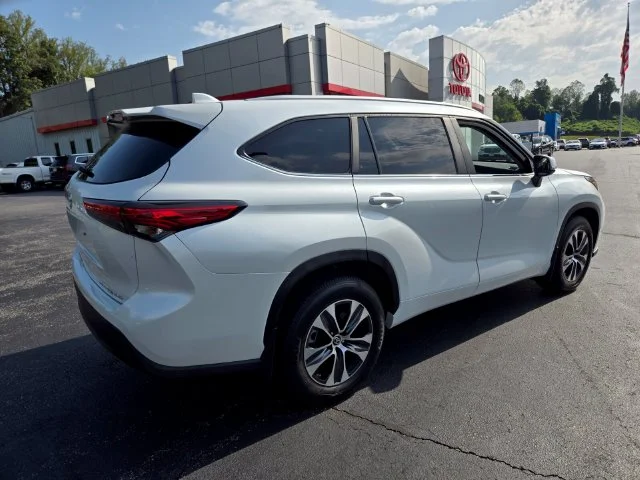 Used 2023 Beige Toyota XLE image 9