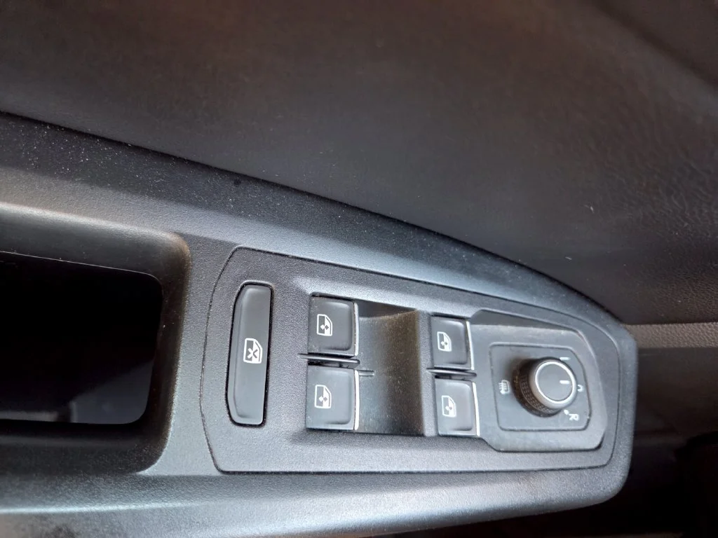 Used 2019  Volkswagen 2.0T SE image 17