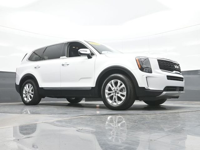 Used 2022 White Kia LX image 23