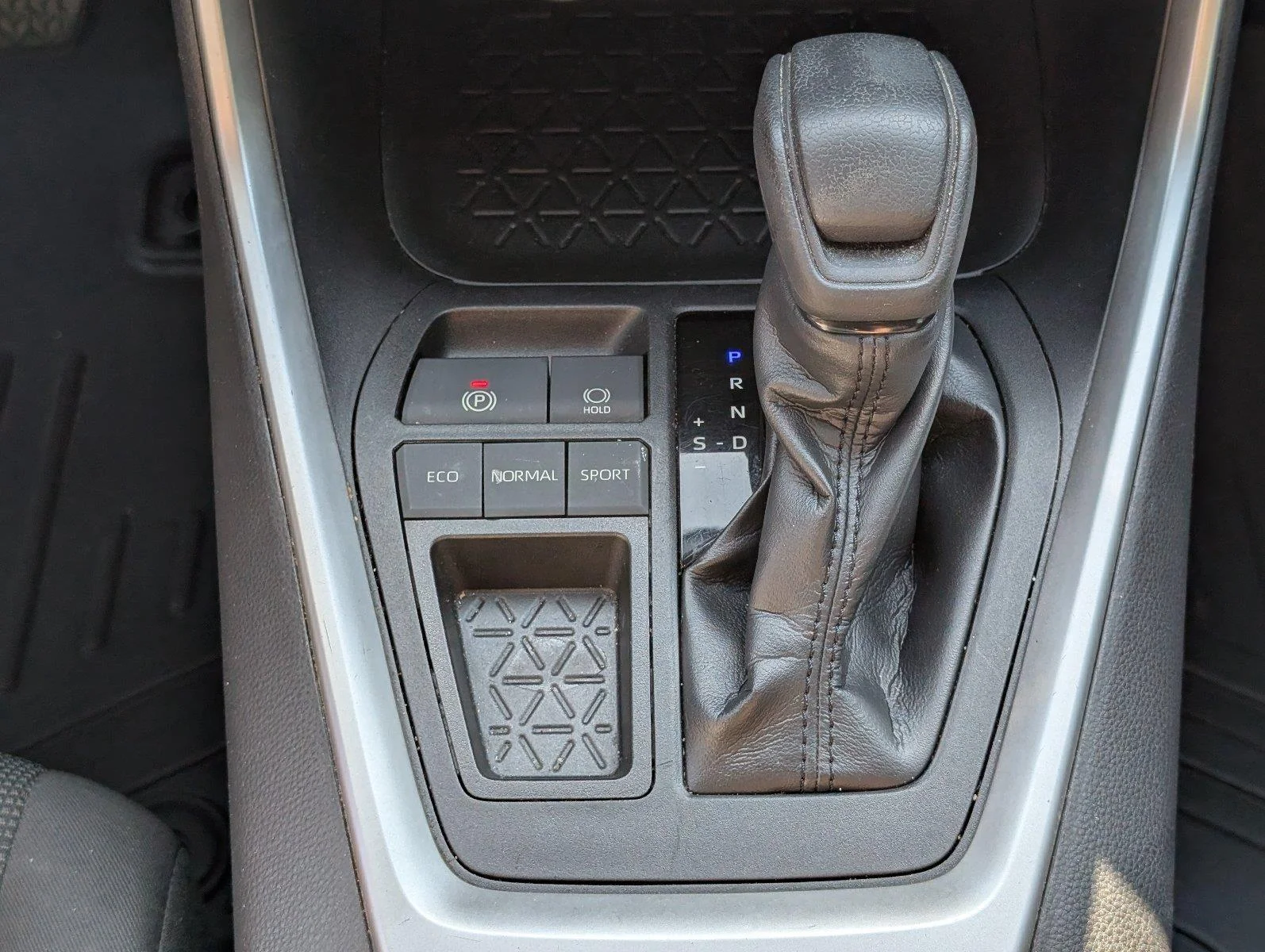 Used 2019 Super White Toyota LE image 24