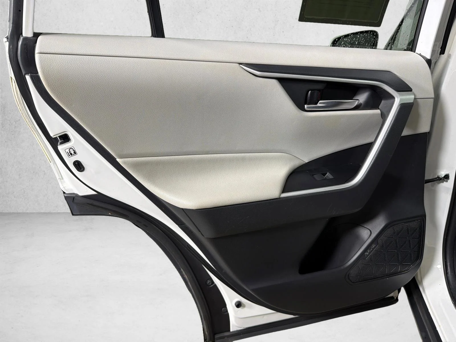 Used 2020 White Toyota XLE Premium image 23