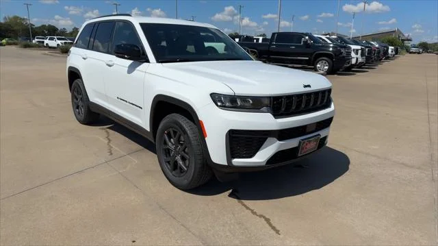 New 2027 Bright White Clear-Coat Paint Jeep Laredo Altitude image 3