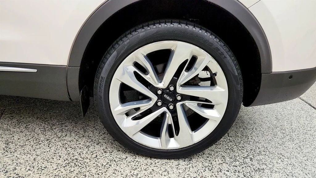 Used 2017 White Platinum Metallic Tri-Coat Lincoln Reserve AWD w/ Technology Package & 21