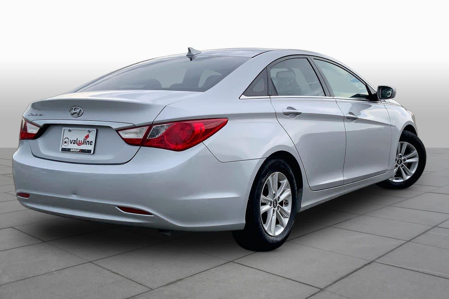 Used 2012 Radiant Silver Hyundai GLS image 13