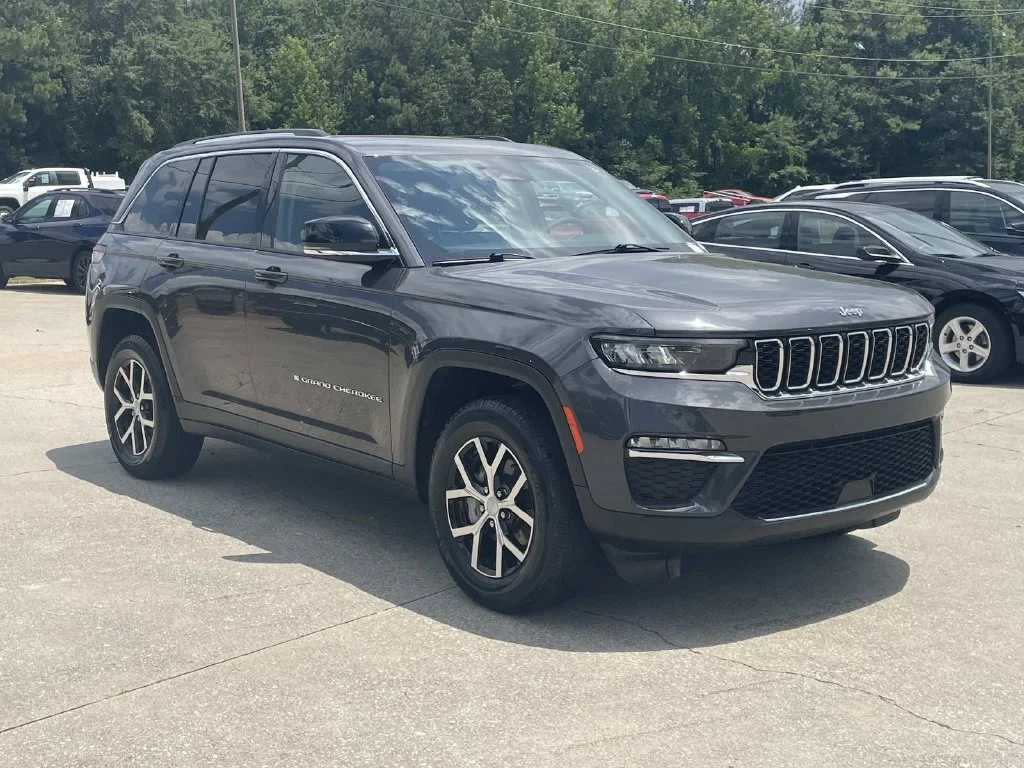Used 2023 Gray Jeep Limited 4x2 image 5