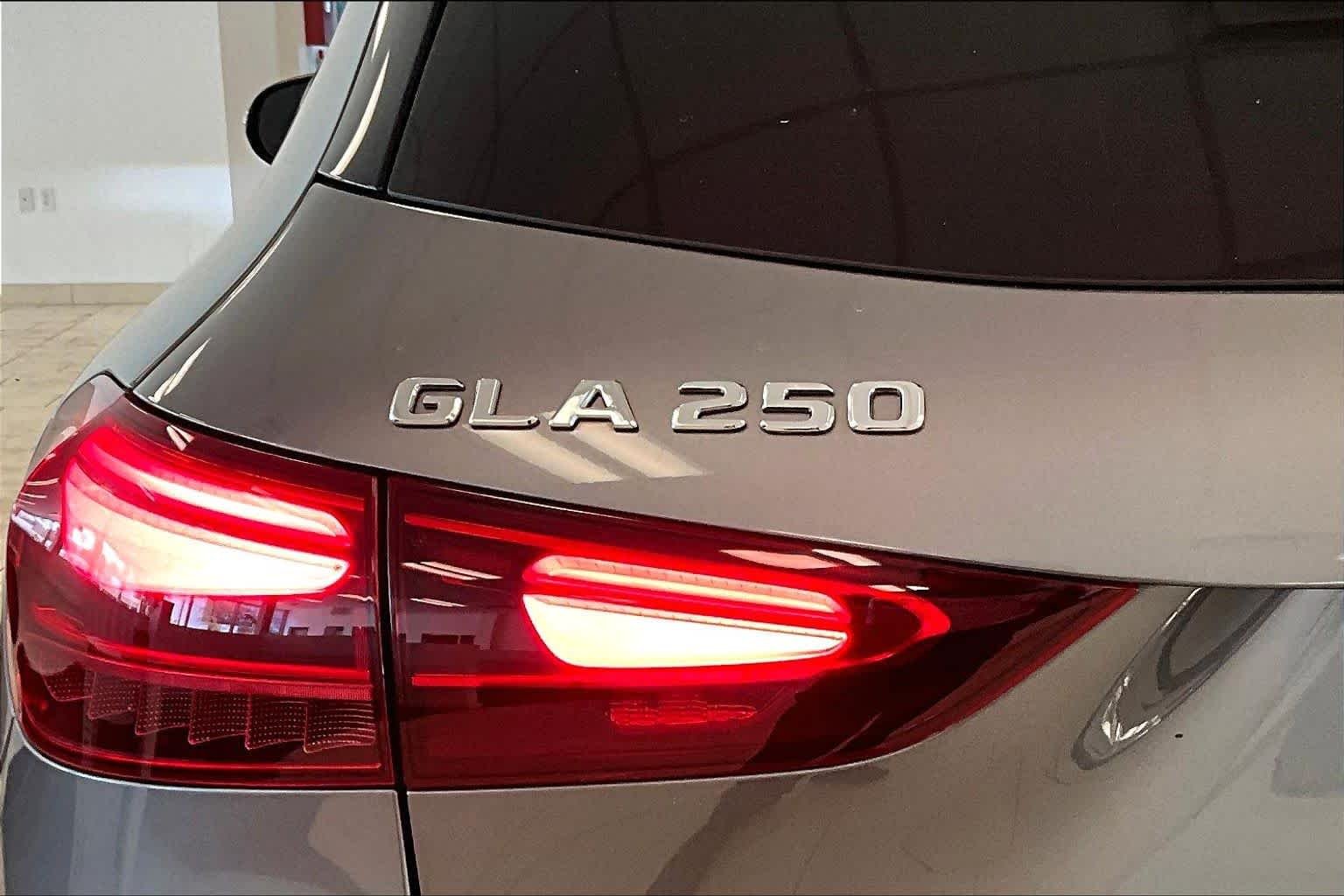 Used 2025 Mountain Grey Metallic Mercedes-Benz GLA 250 image 30