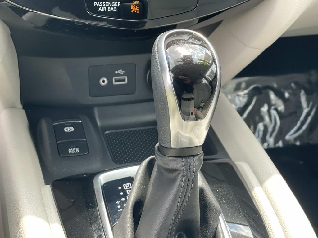 Used 2022 White Nissan SL image 13