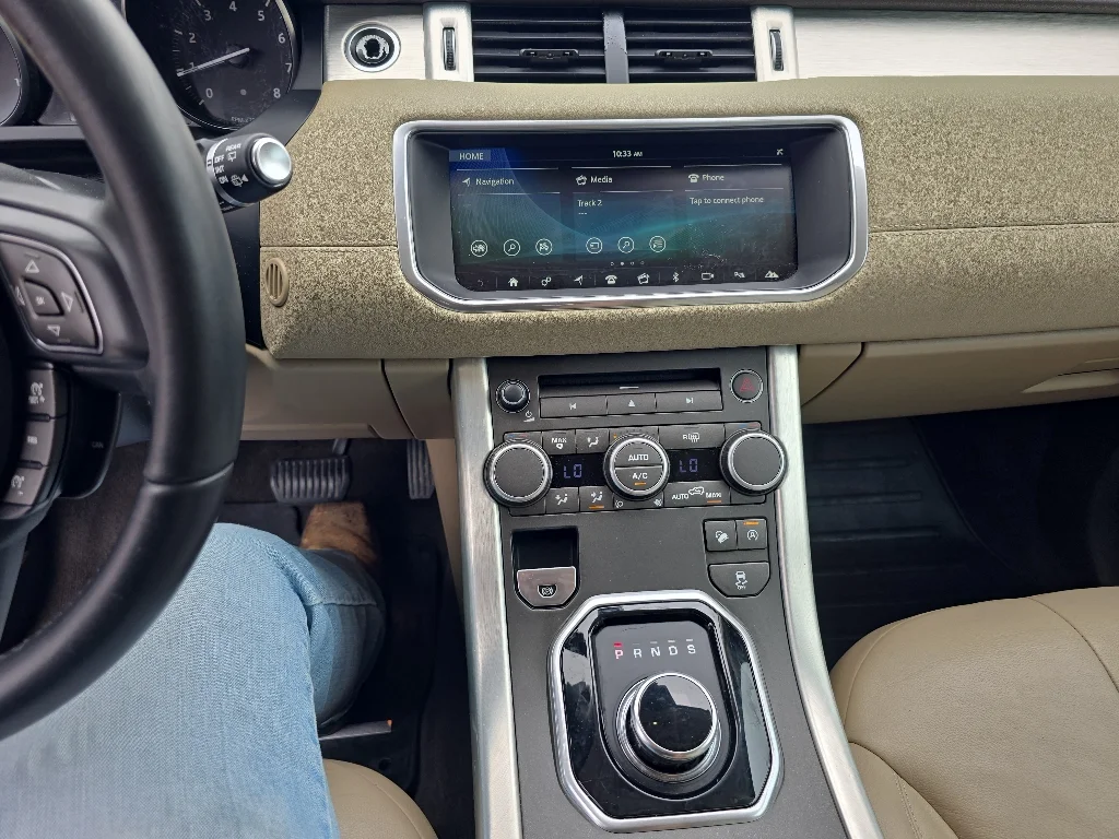 Used 2017 Loire Blue Metallic Land Rover SE image 6