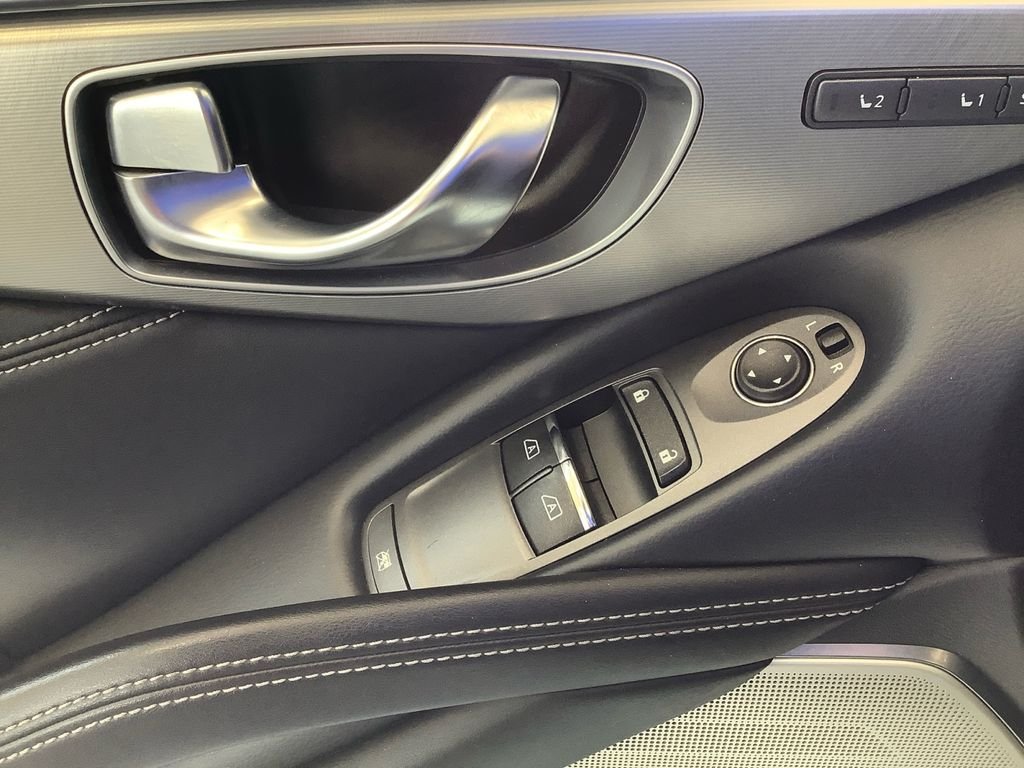 Used 2019 White INFINITI 3.0t LUXE image 12