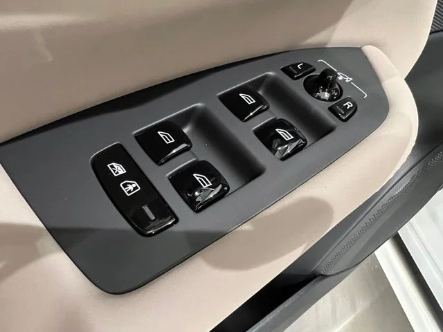 New 2026 Crystal White Volvo Plus image 9