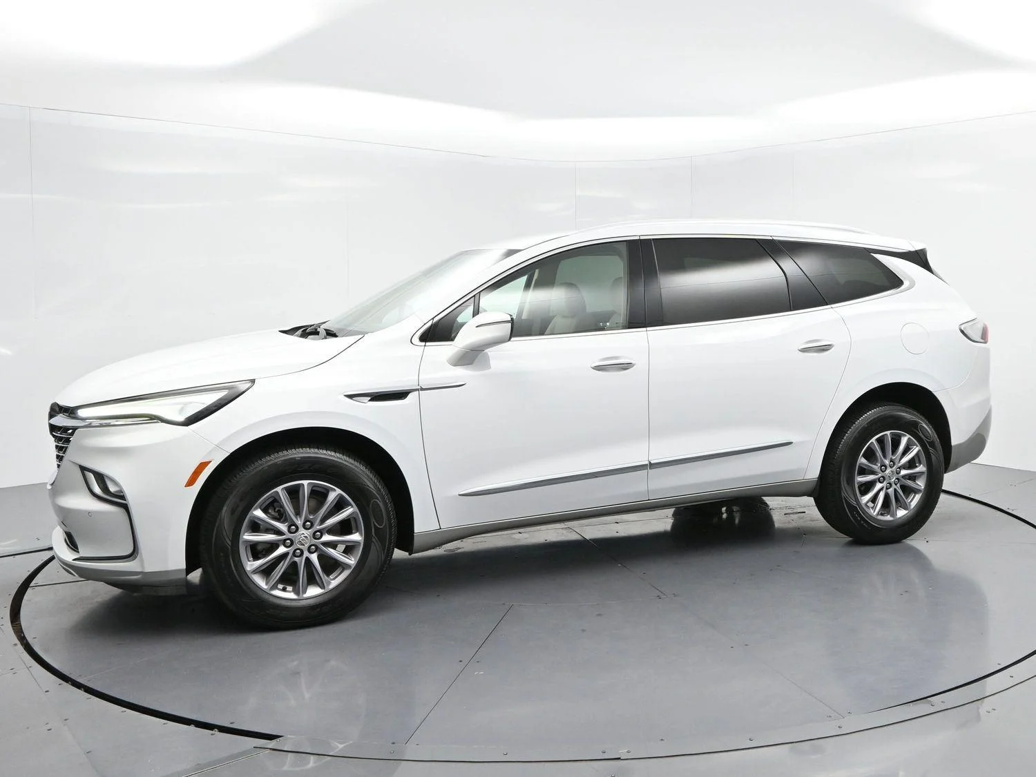Used 2023 Summit White Buick Essence image 4