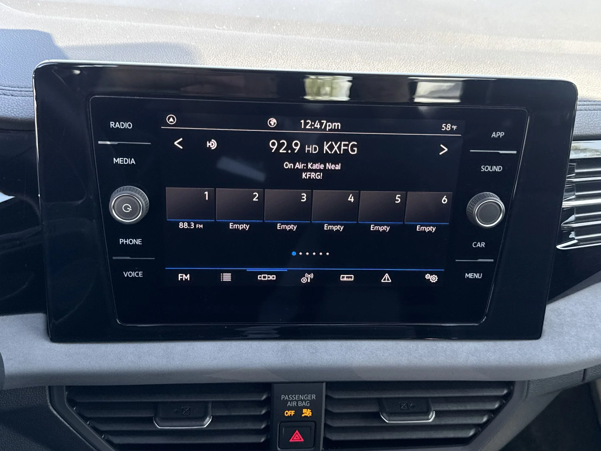 Certified Used 2025 Platinum Gray Metallic Volkswagen SE image 20