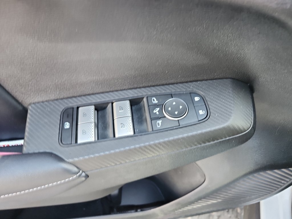 Used 2024 White Diamond Mitsubishi SE Black Edition w/Pano Roof image 18
