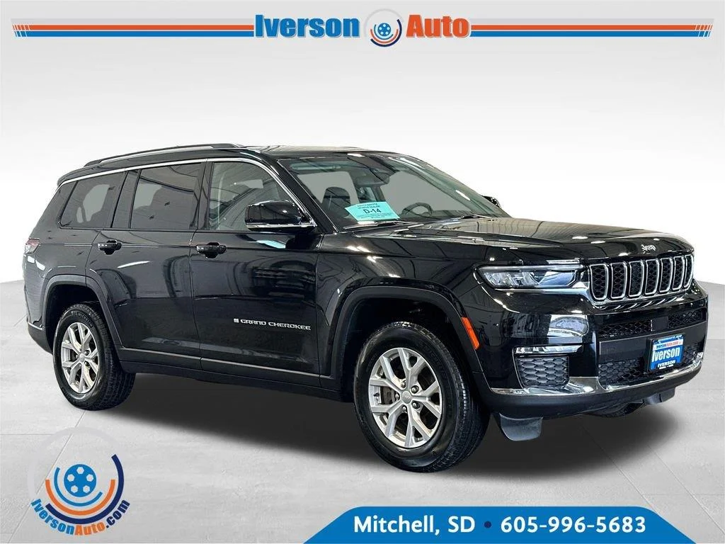 Used 2023 Diamond Black Crystal Pearlcoat Jeep Limited image 1