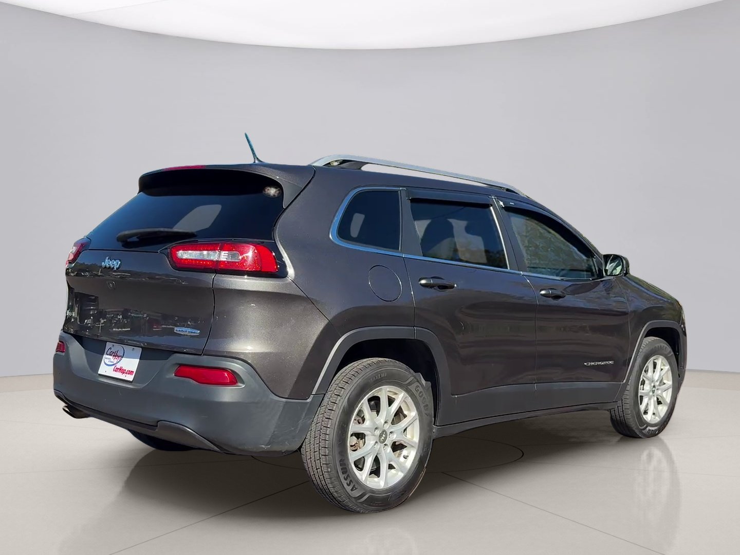 Used 2015 Grey Jeep LATITUDE image 5